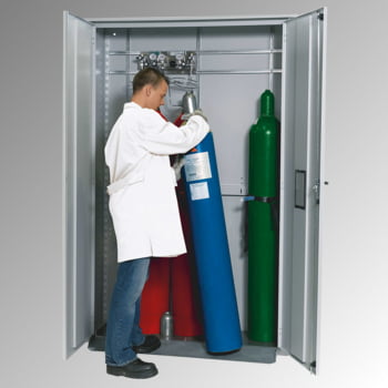 Druckgasflaschenschrank für Außenbereich, Edelstahlsockel, 5 Flaschenplätze, Türen mit Klappfenster, 2.149 x 1.356 x 400 mm (HxBxT), Farbe lichtgrau Druckgasflaschenschrank für Außenbereich, Edelstahlsockel, 5 Flaschenplätze, Türen mit Klappfenster, 2.149 x 1.356 x 400 mm (HxBxT), Farbe lichtgrau