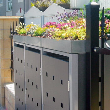 Mülltonnenverkleidung mit Pflanzdach - für 3 Tonnen - 2/3 Stanzung - 1.215 x 1.960 x 830 mm (HxBxT) - Korpus weißaluminium - Pfosten Eisenglimmer Produktbild 0 Mülltonnenverkleidung mit Pflanzdach - für 3 Tonnen - 2/3 Stanzung - 1.215 x 1.960 x 830 mm (HxBxT) - Korpus weißaluminium - Pfosten Eisenglimmer online kaufen - Verwendung 0