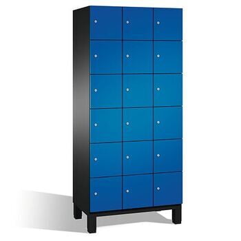 Stahl-Fächerschrank, Spindschrank auf Füßen, Selbstbelüftung, 18 Fächer (6 x 3) je 300 mm, Türfarbe enzianblau, 1.980 x 900 x 525 mm (HxBxT) Produktbild 0 Stahl-Fächerschrank, Spindschrank auf Füßen, Selbstbelüftung, 18 Fächer (6 x 3) je 300 mm, Türfarbe enzianblau, 1.980 x 900 x 525 mm (HxBxT) online kaufen - Verwendung 0