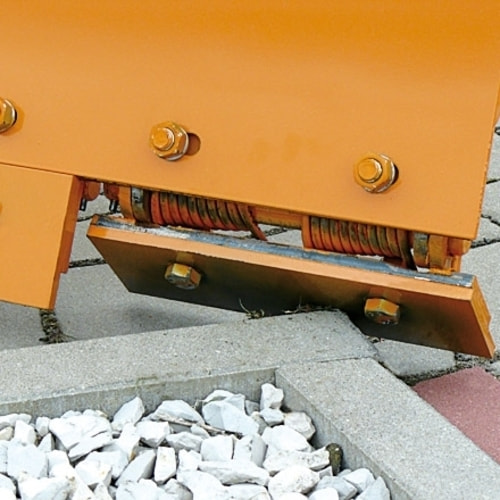 Detailaufnahme: Federklappschare der Eichinger Schneeschieber Typ 2071. Hier in Reinorange.