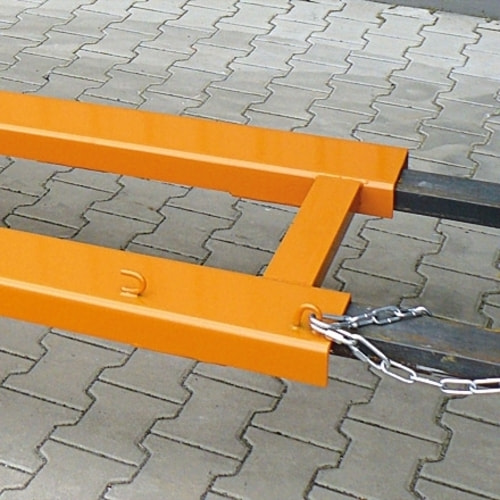 Detailaufnahme: Einfahrtaschen mit Kettensicherung. Eichinger Schneeschieber Typ 2071. Hier in Reinorange.